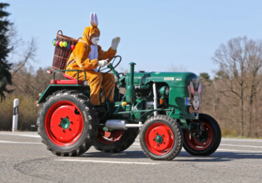 Osterhase bringt Eier mit Traktor nach Westsachsen - 