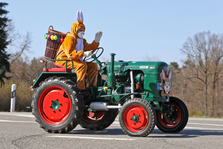 Osterhase bringt Eier mit Traktor nach Westsachsen 