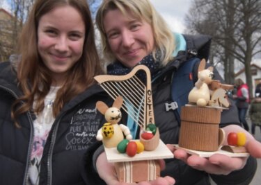 Osterhasen aus der Schneemannwerkstatt - Anina und Mandy Hönisch sind aus der Lausitz angereist, um eigenen Osterschmuck zu basteln. 