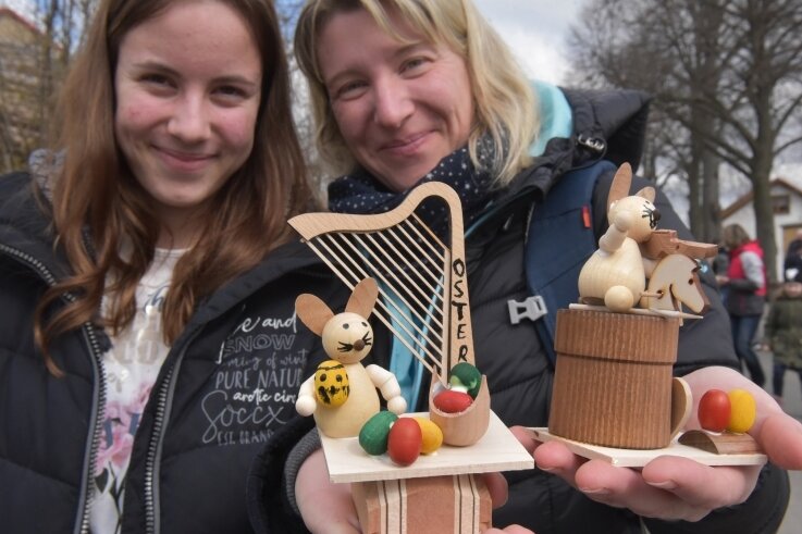 Osterhasen aus der Schneemannwerkstatt - Anina und Mandy Hönisch sind aus der Lausitz angereist, um eigenen Osterschmuck zu basteln. 