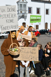 Osterhasen streiken für faire Schoko-Eier - 