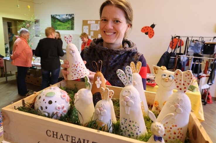 Ostermarkt stimmt auf Festtage ein - Kristin Hennecke aus Oberlungwitz präsentierte beim Ostermarkt im Mehrgenerationenhaus ihre getöpferten Hasen.