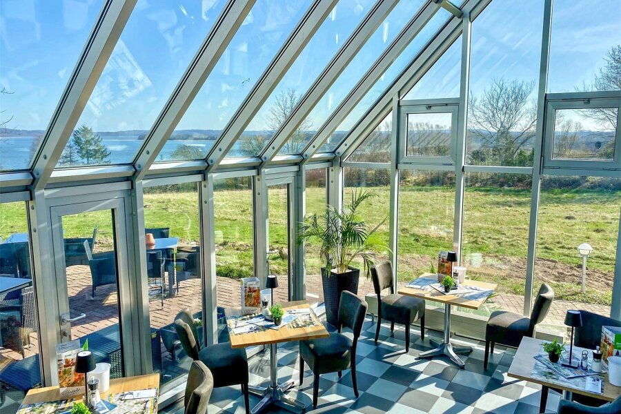 Ostern an die Ostsee: Rochlitzer Hotelkette Travdo öffnet Haus auf Rügen - Die Gäste des neuen Inselhotels von Travdo erwartet dieser Ausblick auf den Bodden zum Frühstück.