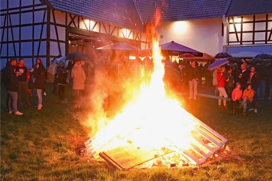 Ostern rund um Werdau: Eier, Feuer und eine Pyramide - Nach zweijähriger Pause wurde am Gründonnerstag wieder in der Kultscheune gefeiert.