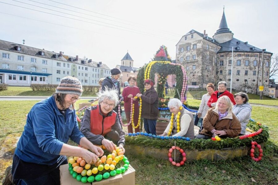 Ostern steht vor der Türe: Fleißige Helfer legen Hand an - Frauen vom Heimat- und Wanderverein in Mühltroff trafen sich vergangene Woche kurz entschlossen, um den Osterbrunnen am Schloss zu schmücken.