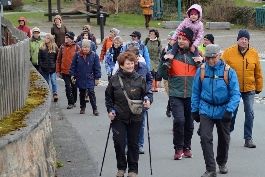 "Auf den Spuren des Osterhasen" waren am Sonntag an die 200 Wanderer in und um Oberlauterbach unterwegs.