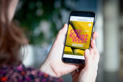 "Ostkunstwest": Medialer Lückenschließer fürs Handy - Startseite der neuen MDR KULTUR-Plattform "ostkunstwest" auf einem Smartphone.