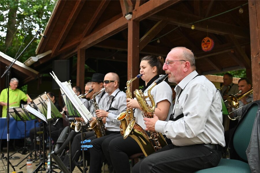 Ottendorf feiert: Der spezielle Kick des 29. Dorf- und Kinderfestes - Das Brass- und Swing-Orchester Ottendorf ist fester Bestandteil des Dorf- und Kinderfestes in Ottendorf, hier beim Köbe-Fest am vergangenen Wochenende in Penig.