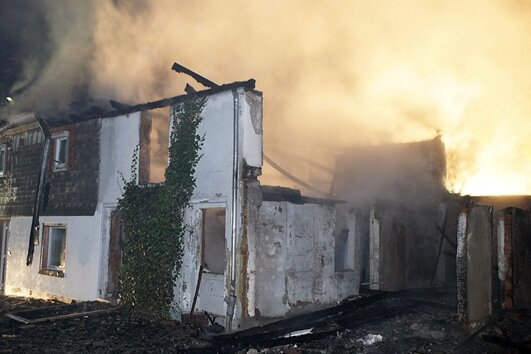 In einem Einfamilienhaus in Ottendorf ist am Montagmorgen aus bislang ungeklärter Ursache ein Feuer ausgebrochen. 