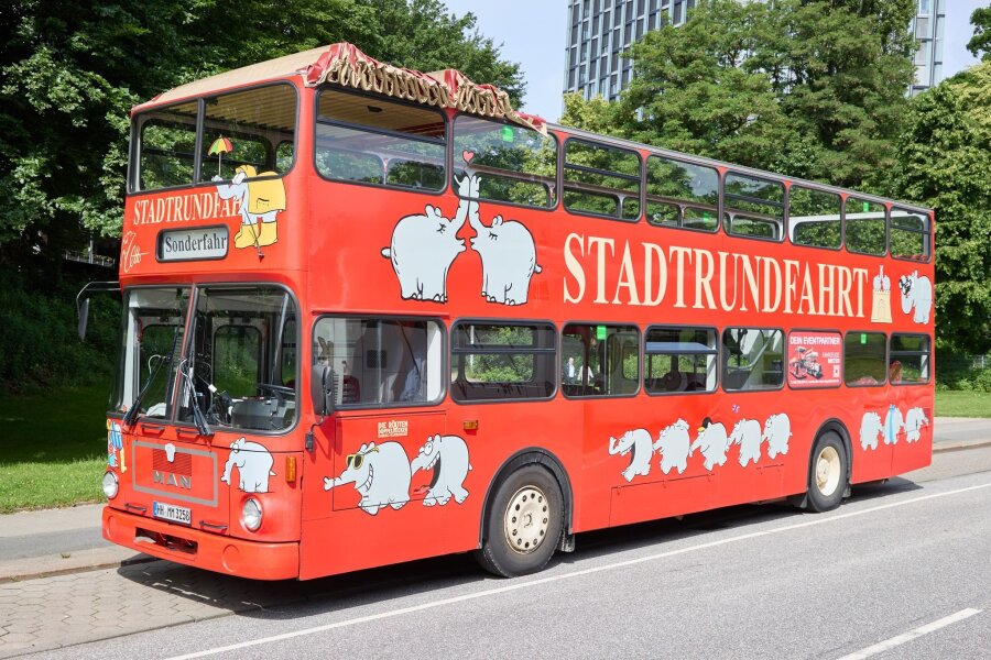 Otto Waalkes Ottifanten nun auf Doppeldeckerbus in Hamburg - Der Ottifanten-Doppeldeckerbus kann bereits in der Stadt gesichtet werden.