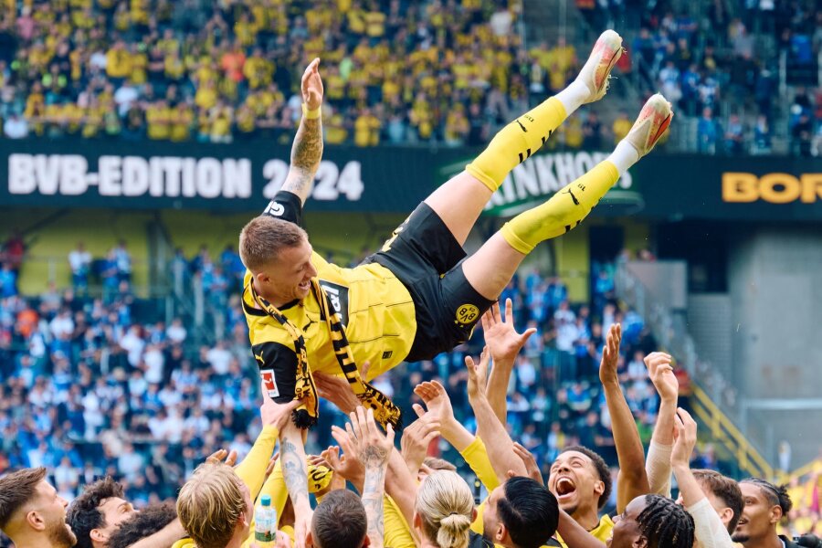 Ovationen: Abschiedsfest für Reus macht Mut für Wembley - Dortmunds Marco Reus wird nach dem Spiel von seinen Mitspielern gefeiert.