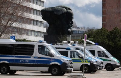 OVG bestätigt Verbot der Corona-Demonstrationen in Chemnitz - Polizeifahrzeuge stehen in der Innenstadt bereit.