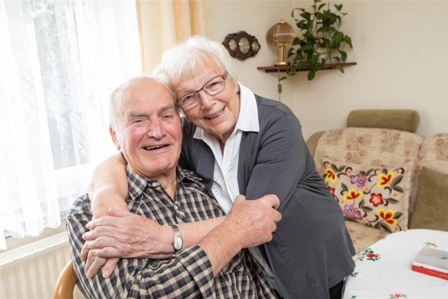 Paar in Kauschwitz feiert seltenen Ehrentag: Das Geheimnis von 65 Jahren Eheglück - Claus und Renate Geisler aus Kauschwitz haben vor 65 Jahren geheiratet. Am Mittwoch konnten beide Eiserne Hochzeit feiern.