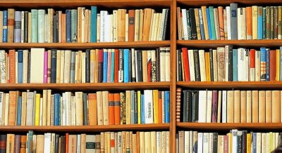 Paar verliert Haus und Hof durch teure Bücher - Bücher wie diese haben viele Ältere im Bücherschrank stehen, darunter auch Lexika. Meist sind sie Schmuck, aber keine Wertanlage. 