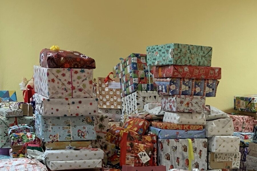 Päckchen für Weihnachten: Zwickauer Tafel-Verein startet Aufruf - Mehr als 1300 Päckchen sind 2022 für Tafelkinder gepackt und gespendet worden.