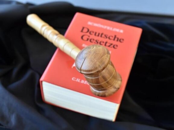 Das Amtsgericht Zwickau hat am Donnerstag in einem beschleunigten Verfahren zwei Männer wegen Diebstahls zu Freiheitsstrafen verurteilt. 
