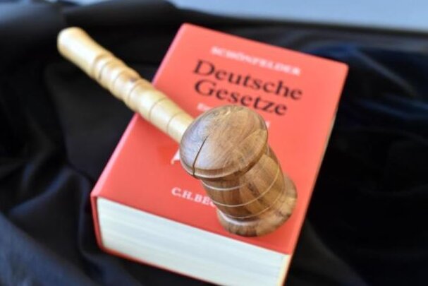 Pakete geöffnet: Leiharbeiter kommen mit Bewährungsstrafe davon - Das Amtsgericht Zwickau hat am Donnerstag in einem beschleunigten Verfahren zwei Männer wegen Diebstahls zu Freiheitsstrafen verurteilt. 