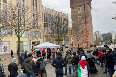 Palästina-Kundgebung in Chemnitzer Innenstadt - Demonstranten vor dem Roten Turm wollen auf das Leid der Palästinenser aufmerksam machen.