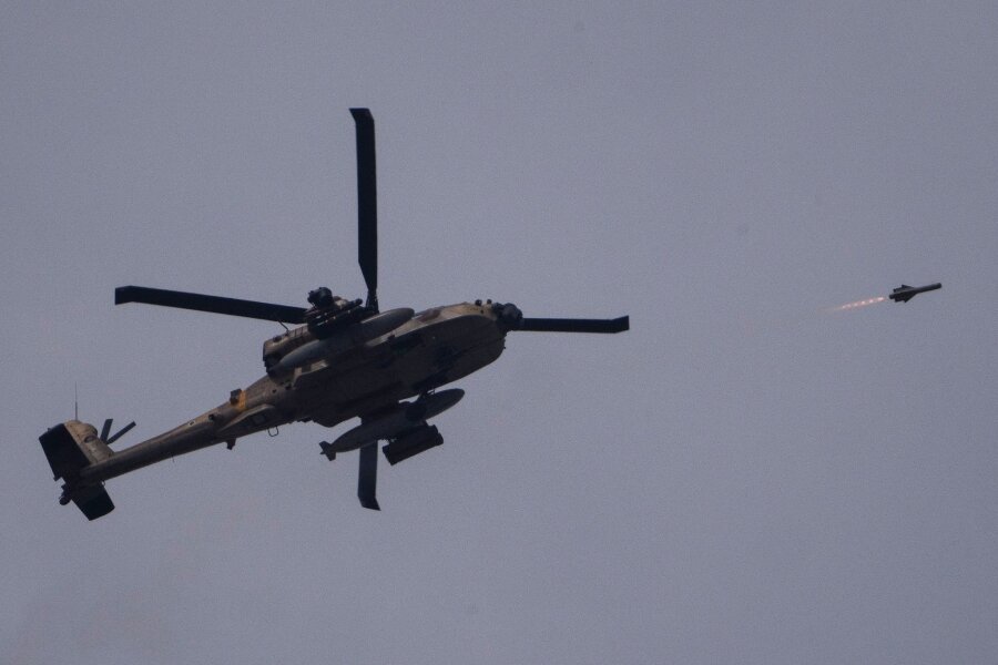 Palästinenser: Mehr als 30 Tote bei Angriffen in Rafah - Ein israelischer Apache-Hubschrauber feuert eine Rakete auf den Gazastreifen ab.