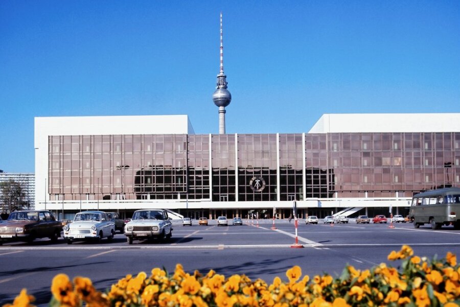 Der Palast der Republik, wie er zu DDR-Zeiten Ostberlin prägte. Im Hintergrund der Fernsehturm.