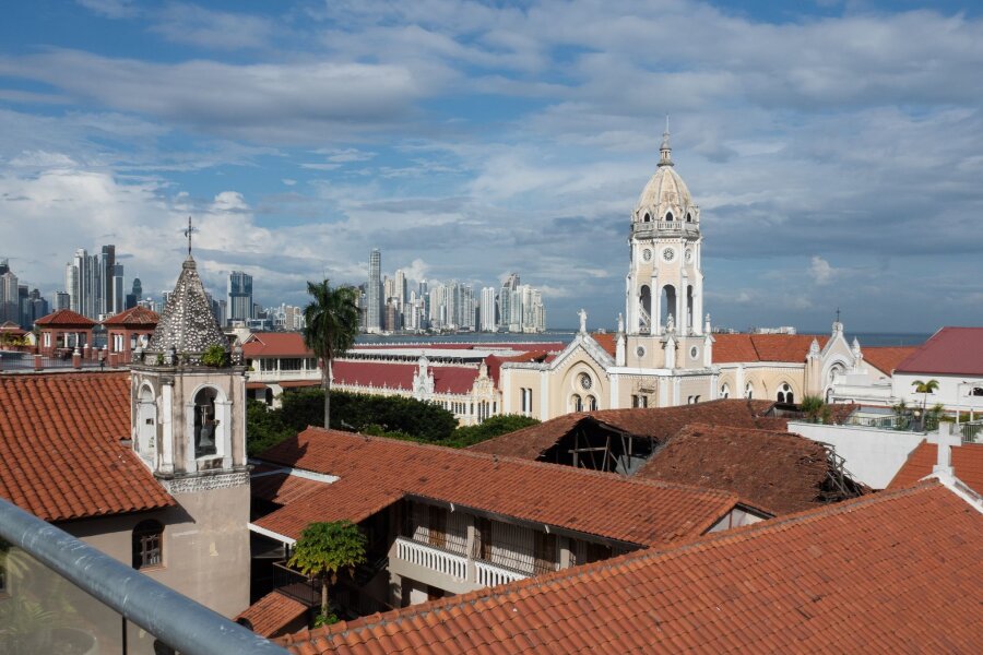 Panama: 5 Orte, die Urlauber sehen sollten - Im Hintergrund die moderne Skyline: Über den Dächern der kolonialen Altstadt von Panama-Stadt.