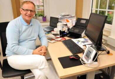 "Pandemie ist wie Krieg" - Dr. Jan Anastassis Skuras (61) ist Internist und Allgemeinmediziner mit Spezialisierungen in Notfallmedizin und Behandlung von Bluthochdruck. Er praktiziert seit 2016 in Lichtenwalde. 