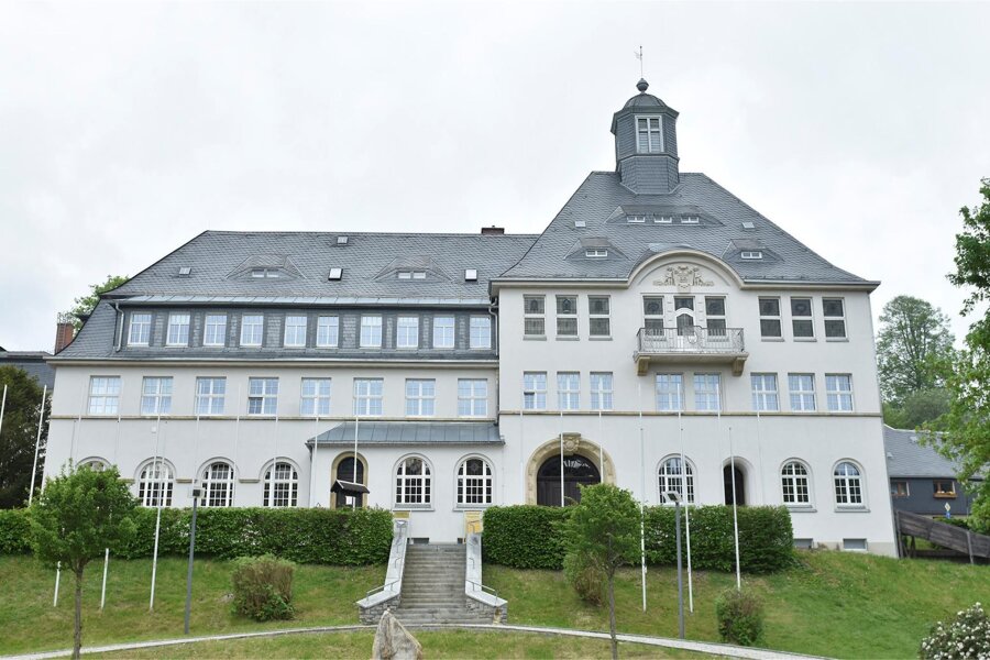 Panne bei der Einladung: Stadtrat Klingenthal muss verschoben werden - Das Rathaus Klingenthal. Der für Dienstagabend geplante gewesene Stadtrat wird verschoben.
