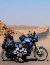 Panne bei Wahl zum Erzgebirger des Jahres: Er ist wirklich Sieger - Sebastian Meyer inmitten der Wüste Dasht-e-Lut im Iran. Der Weltreisende ist Erzgebirger des Jahres 2022 geworden. 