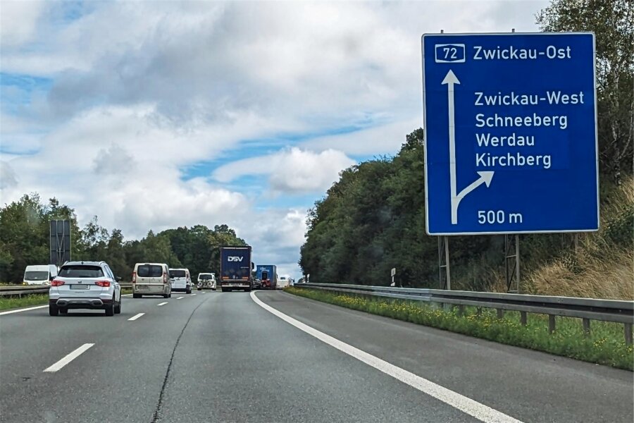 Panne beim Tag der Sachsen in Aue: Darum standen an der A 72 keine Verkehrsschilder - Blick auf die Autobahn 72 am Wochenende: Ein Hinweis auf den Tag der Sachsen in Aue an der Abfahrt Zwickau-West? Fehlanzeige.