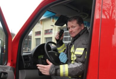 Pannen-Funk: Feuerwehr schlägt Alarm - Christian Paschen bekommt von seinem Einsatzfahrzeug aus mit dem Digitalfunk nicht immer Kontakt zu den Kameraden am Einsatzort. Das Netz weist große Lücken beim Empfang auf. 