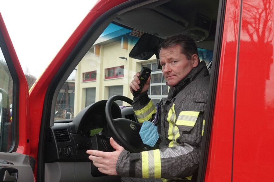 Pannen-Funk: Feuerwehr schlägt Alarm - Christian Paschen bekommt von seinem Einsatzfahrzeug aus mit dem Digitalfunk nicht immer Kontakt zu den Kameraden am Einsatzort. Das Netz weist große Lücken beim Empfang auf. 