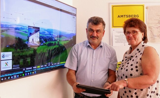 Panoramakamera soll Tourismus ankurbeln - Gemeindemitarbeiterin Manuela Walter und Bürgermeister Sylvio Krause haben sich darum gekümmert, die Amtsberger Panoramakamera mit zahlreichen Informationen zu touristischen Zielen zu "füttern". 