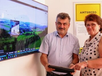 Panoramakamera soll Tourismus in Amtsberg ankurbeln - Gemeindemitarbeiterin Manuela Walter und Bürgermeister Sylvio Krause haben sich darum gekümmert, die Amtsberger Panoramakamera mit zahlreichen Informationen zu touristischen Zielen zu "füttern". 