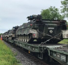 Panzer für Ausbildung verladen - 20 Militärfahrzeuge, darunter18 Panzer, wurden am Mittwoch in Marienberg verladen. 