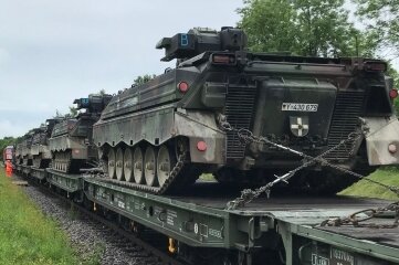 Panzer für Ausbildung verladen - 20 Militärfahrzeuge, darunter18 Panzer, wurden am Mittwoch in Marienberg verladen. 