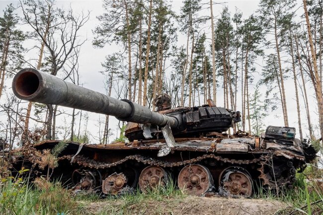 Durch die Polesie gekommen: Ein zerstörter russischer Panzer steht am Straßenrand, rund 30 Kilometer westlich von Kiew und am Südrand des ausgedehnten ukrainisch-belarussisch-russischen Waldgebietes. 