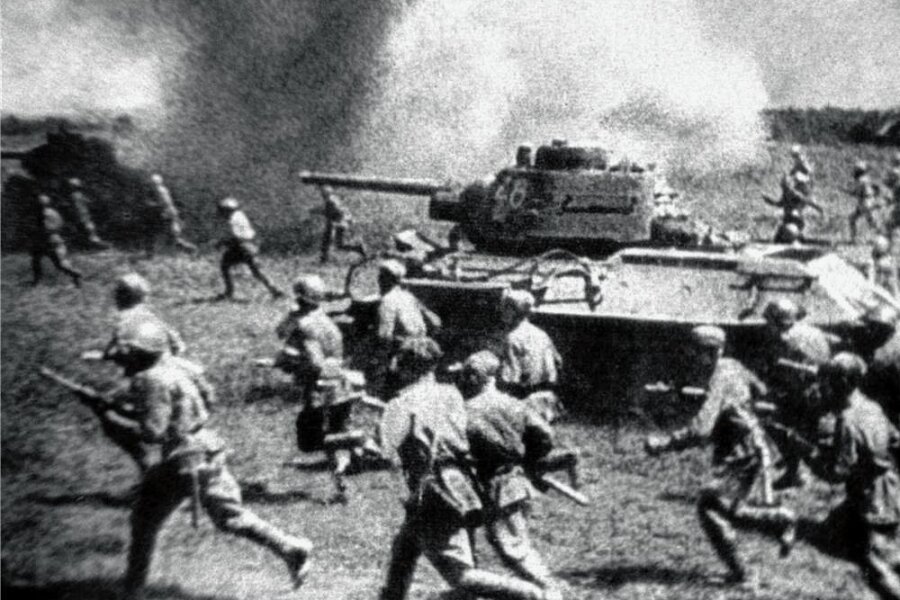 Panzerschlacht bei Kursk - Letzte Station vor dem Ende - Sowjetsoldaten im Gegenangriff: Für die deutsche Wehrmacht sollte die Großoffensive am Kursker Bogen im Sommer 1943 zum Desaster werden. Von da an ging es für sie nur noch zurück - buchstäblich bis an die Elbe.