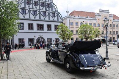 Paparazzi vorm Zwickauer Gewandhaus: Wer im alten Horch zum roten Teppich kutschiert wurde - Der Horch 951 Cabriolet, Baujahr 1940, fährt vor dem Gewandhaus Zwickau vor.