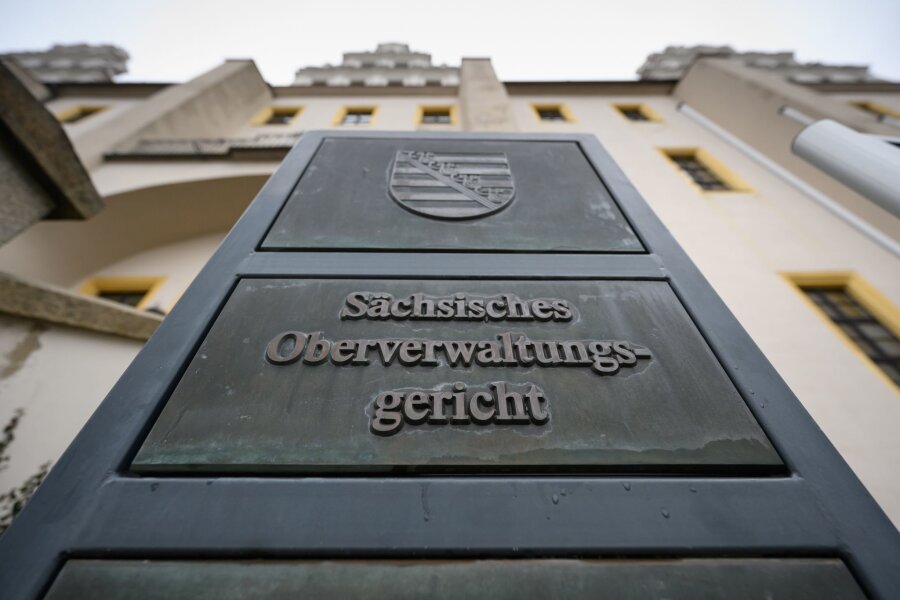 Papier ade: E-Akte hält auch an Verwaltungsgerichten Einzug - Ein Schild „Sächsisches Oberverwaltungsgericht“ steht vor dem Gebäude auf dem Gelände der Ortenburg.