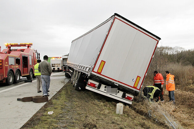 Papier-Laster verunglückt auf der A72 nahe Stollberg - Der verunglückte Papier-Laster musste per Kran geborgen werden.