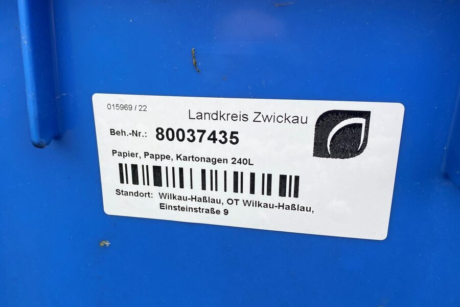 Papierentsorgung: Warum klebt der Landkreis Zwickau Strichcodes auf blaue Tonnen? - Alle blauen Tonnen im Landkreis Zwickau sollen bis 2025 über einen an der Seite angebrachten Strichcode identifiziert werden können.