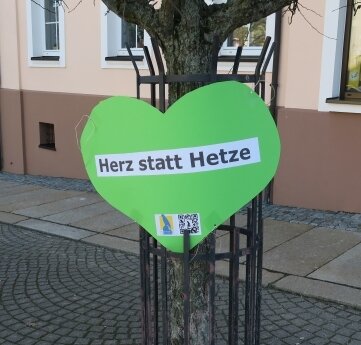 Papierherzen werben in Zwönitz für Zusammenhalt - Im Zwönitz sind mehrere Papierherzen verteilt worden. 