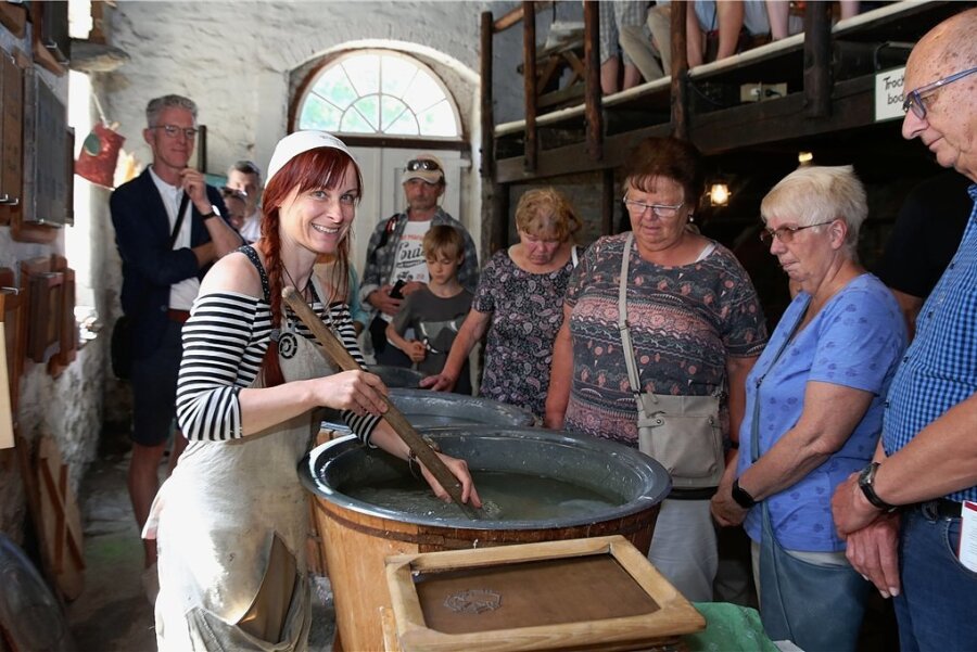Museumsmitarbeiterin Antje Henkel zeigte den zahlreichen Besuchern zum Mühlentag, wie früher Papier geschöpft wurde.
