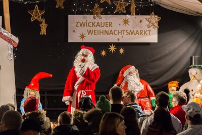 Papp-Weihnachtsmann vom Zwickauer Weihnachtsmarkt entführt - Da war er noch da, der Rotkittel aus Pappe (rechts).