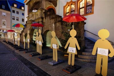 Pappfiguren vor dem Plauener Rathaus aufgestellt: Was steckt dahiner? - Vor dem Plauener Rathaus stehen seit Donnerstagfrüh mehrere Pappfiguren als Zeichen eines stummen Protests. 