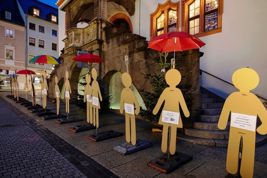 Vor dem Plauener Rathaus stehen seit Donnerstagfrüh mehrere Pappfiguren als Zeichen eines stummen Protests. 