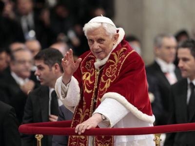 Papst Benedikt XVI. gibt überraschend sein Pontifikat am 28. Februar ab.