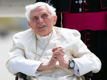 Papst Franziskus: Benedikt XVI. ist «sehr krank» - Der emeritierte Papst Benedikt XVI. kommt zu seinem Rückflug in den Vatikan am Flughafen an. Der emeritierte Papst Benedikt XVI. ist nach Auskunft seines Nachfolgers Franziskus «sehr krank».