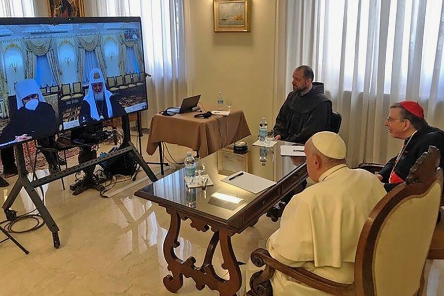 Das vom Vatikan zu Verfügung gestellte Bild zeigt Papst Franziskus (vorn) im Gespräch mit dem Patriarchen Kyrill (auf Monitor rechts). 