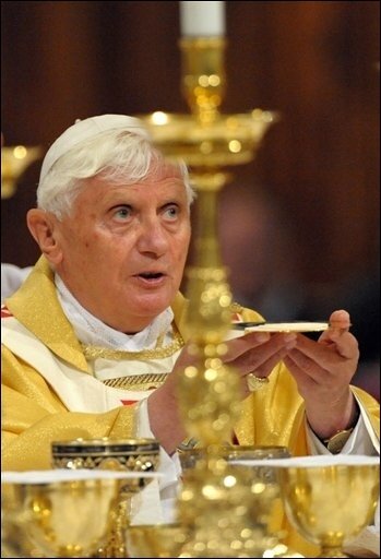 Papst widmet Weihe der heiligen Öle den Erdbebenopfern - Papst Benedikt XVI. hat in einer Messe zum Gründonnerstag die jährliche Weihe der heiligen Öle den Opfern der Erdbebenkatastrophe in Mittelitalien gewidmet.